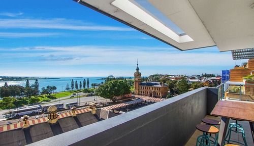 Suite, no fumadores, vistas al puerto (Balcony, 1 Queen Bed & 2 Twin Beds)