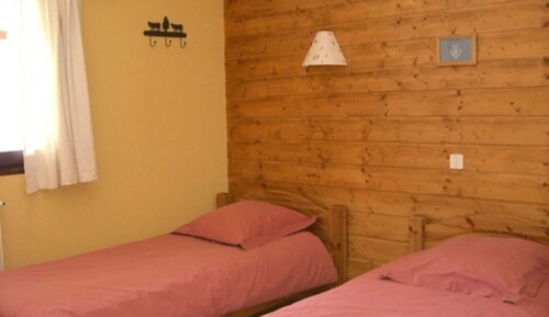 Habitación básica con 1 cama doble o 2 individuales