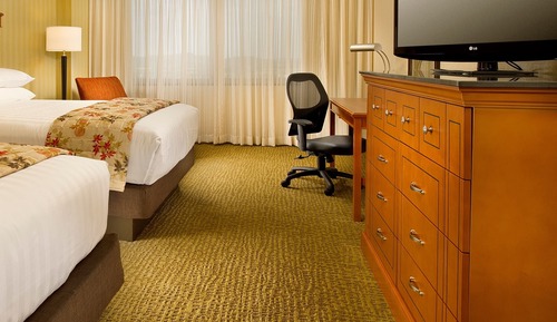 Suite, 2 camas de matrimonio, frigorífico y microondas (Sofabed, 2 Rooms, Roll in Shower)