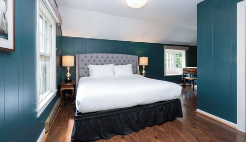 Suite, 1 cama de matrimonio grande con sofá cama (Dewey Carriage House)