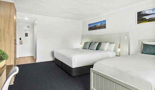 Habitación triple, balcón (1 Queen Bed and 1 Single Bed)