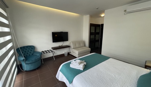 Habitación doble superior, 1 cama de matrimonio con sofá cama, frigorífico, vistas a la piscina