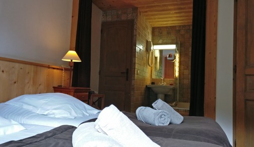 Habitación con 2 camas individuales, bañera
