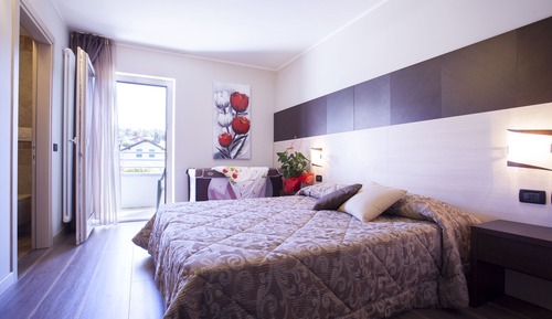 Habitación Confort con 1 cama doble o 2 individuales (with baby crib)