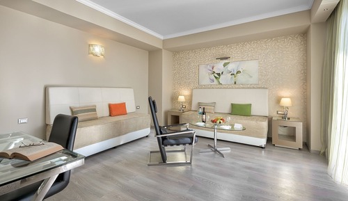 Suite superior, vistas parciales al mar