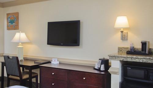 Efficiency with Two Queen Beds - Main Building & Pool View