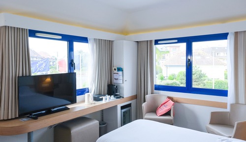 Habitación clásica con 2 camas individuales, acceso a la piscina, vistas a la ciudad