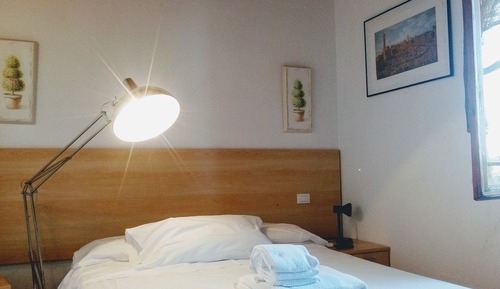 Habitación básica con 1 cama doble o 2 individuales