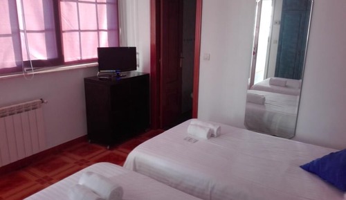 Habitación básica con 2 camas individuales, baño privado
