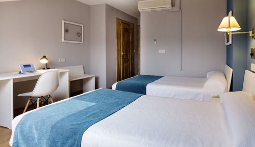 Habitación básica con 2 camas individuales