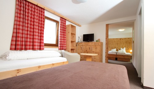 Habitación familiar, balcón (Connecting door, Southside)