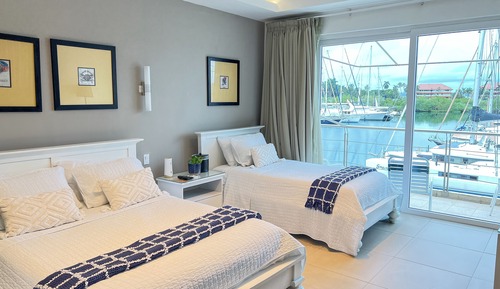 Habitación con 2 camas individuales, vistas al puerto deportivo