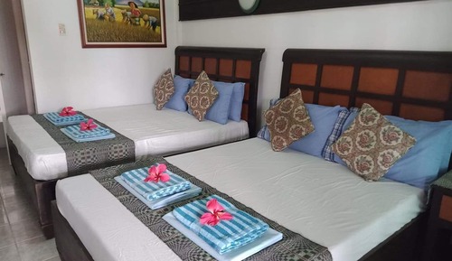 Habitación superior con 1 cama doble o 2 individuales, 2 camas de matrimonio, vistas al río