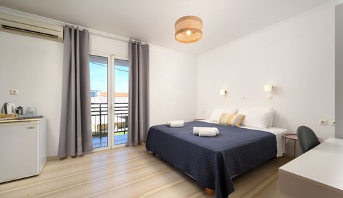 Estudio superior, vistas a la piscina (2 Adults)