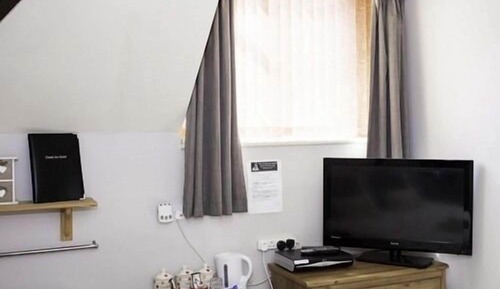 Habitación básica con 1 cama doble o 2 individuales, baño privado