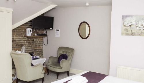 Suite superior, baño privado (Sleeps upto 3 people)