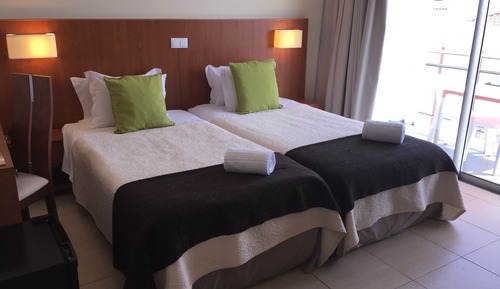Habitación triple estándar, accesible para personas con discapacidad, balcón