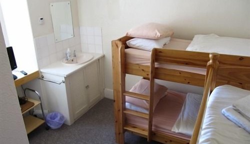 Habitación, baño compartido (5 person room)