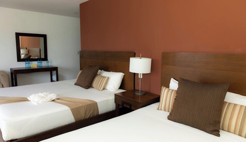 Master Suite Sea View, 2 Queen Beds.