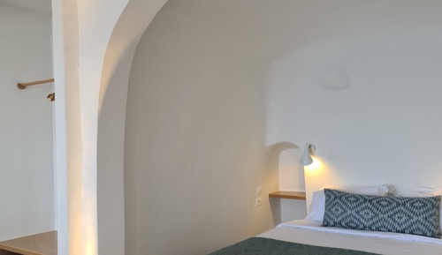 Deluxe Suite with spa bath and outdoor Hottub Caldera View