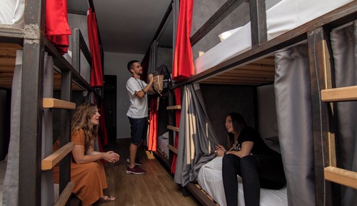 Dormitorio compartido clásico, balcón