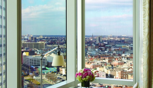 Habitación con matrimonial grande y vistas a la ciudad