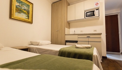Habitación básica con 2 camas individuales