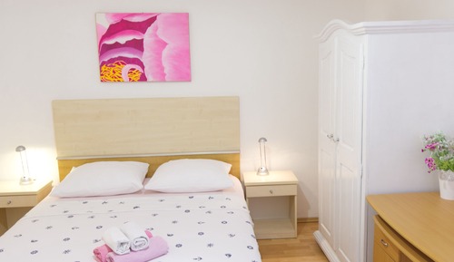 Habitación triple básica, 1 habitación, baño compartido, vistas al jardín