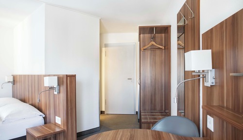 MEDIUM DOUBLE ROOM