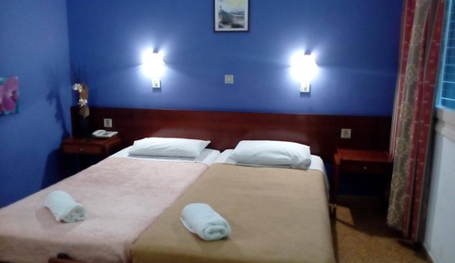 Habitación básica con 1 cama doble o 2 individuales