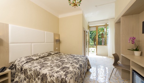 Habitación con 1 cama doble o 2 individuales, balcón