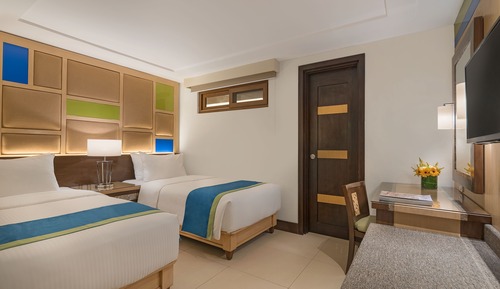 Habitación familiar (1 queen and 3 single beds)