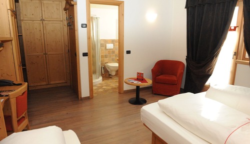 Habitación estándar con 1 cama doble o 2 individuales, planta baja
