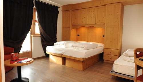 Habitación con 1 cama doble o 2 individuales, balcón