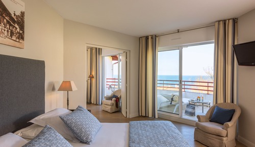 Suite, vistas parciales al mar
