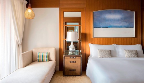 St Regis, Habitación superior, 1 cama de matrimonio grande, balcón, vistas parciales al mar