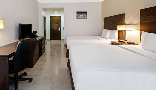Habitación, 2 camas de matrimonio, accesible para personas con discapacidad (Mobility Accessible)
