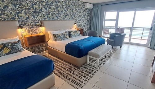 Habitación familiar, varias camas, vistas a la playa, frente a la playa (Triple)