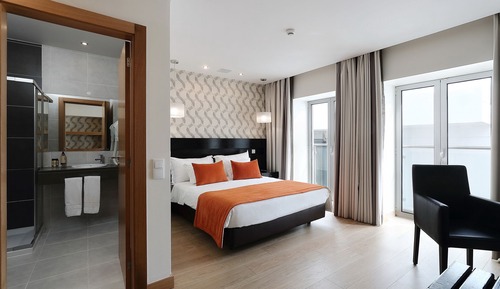 Double Room, Street View (either basement or ground floor)