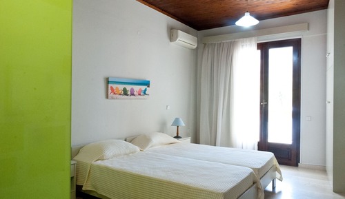 Estudio, vistas parciales al mar