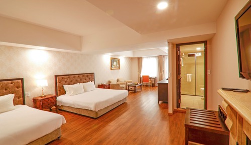 Habitación superior, vistas parciales al lago (Basement)