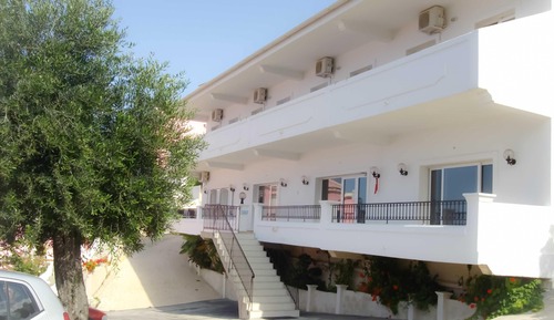 Estudio familiar, varias camas, cocina básica, vistas al mar