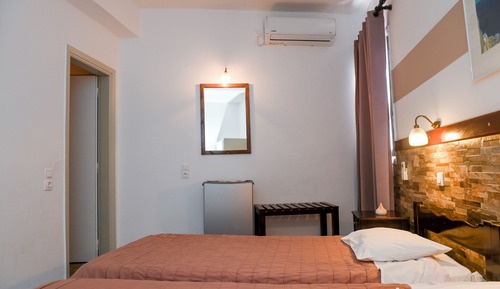 Habitación básica con 2 camas individuales