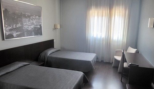 Habitación básica con 2 camas individuales, 2 camas individuales