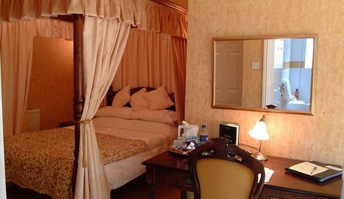 Habitación doble, baño privado (Four Poster with Patio)