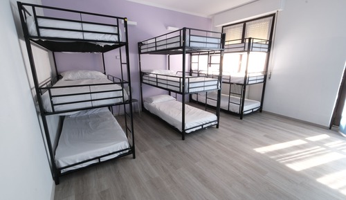 Dormitorio compartido económico, dormitorio mixto