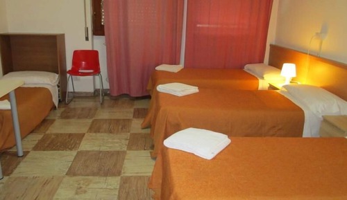 Habitación cuádruple familiar, varias camas, baño compartido, vistas al patio