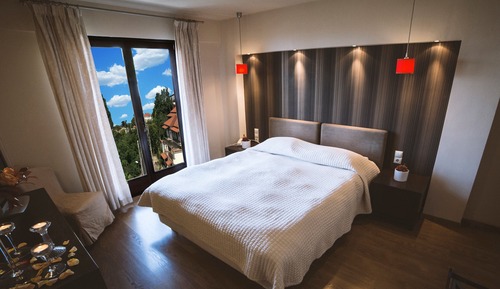 Suite with Balcony and Portaria View