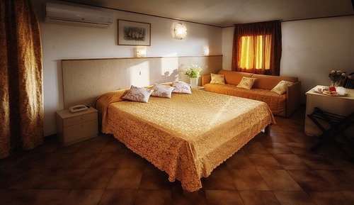 Habitación triple, varias camas