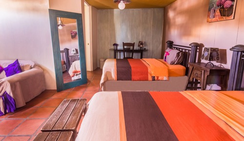 Habitación con 2 camas individuales, varias camas, vistas a la ciudad